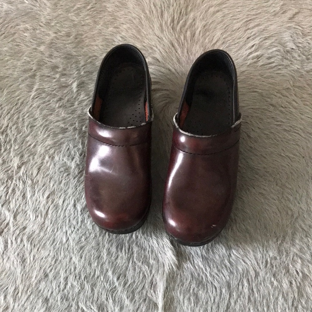 Lovely new pair of Dansko’s. In pristine condition. Meant to look a tad worn 💘